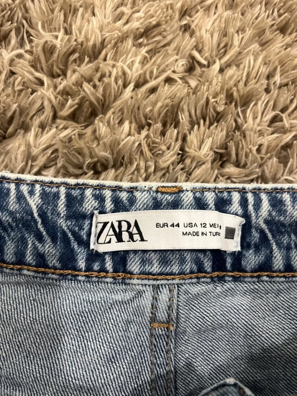 Zara Light Wash Flare Jeans in Faded Blue - Picture 5 of 6